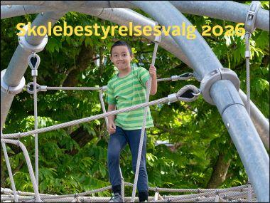 Et billede der viser en dreng der leger - der står Skolebestyrelsesvalg 2026